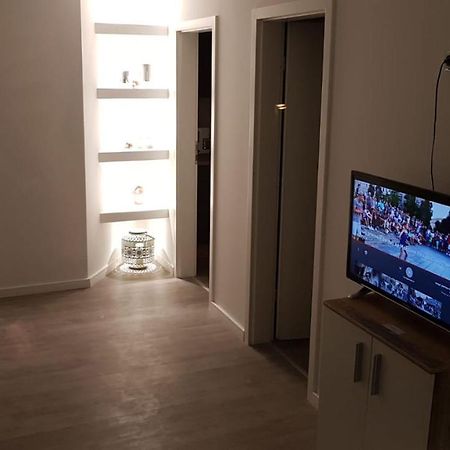Ferienwohnung Mit Jacuzzi Naehe Flughafen Koeln Bonn トロイスドルフ エクステリア 写真