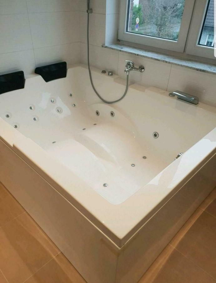 Ferienwohnung Mit Jacuzzi Naehe Flughafen Koeln Bonn トロイスドルフ エクステリア 写真