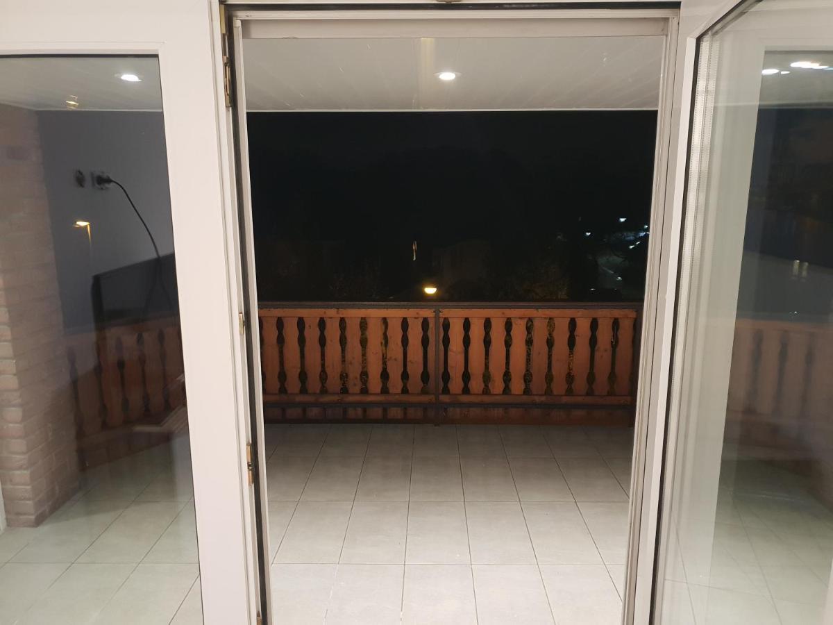 Ferienwohnung Mit Jacuzzi Naehe Flughafen Koeln Bonn トロイスドルフ エクステリア 写真