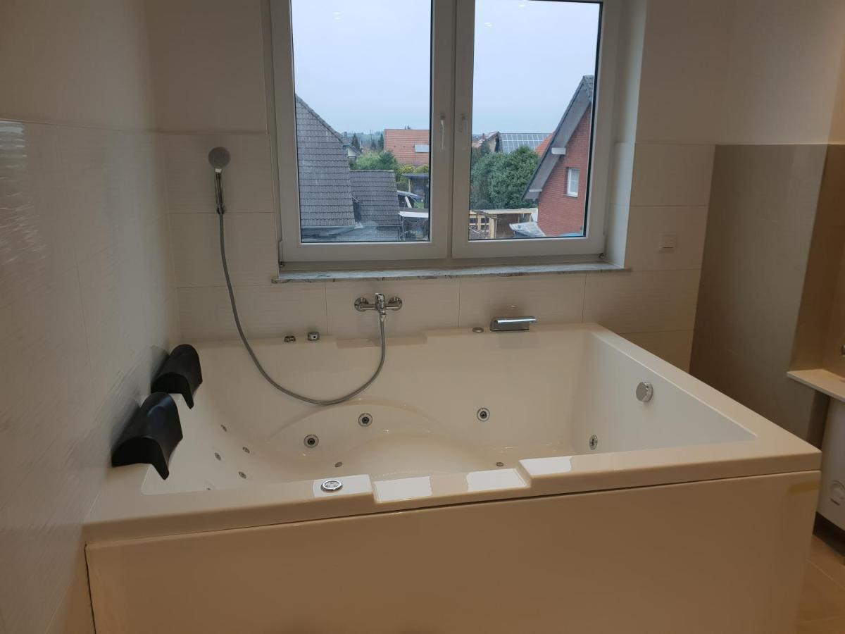 Ferienwohnung Mit Jacuzzi Naehe Flughafen Koeln Bonn トロイスドルフ エクステリア 写真