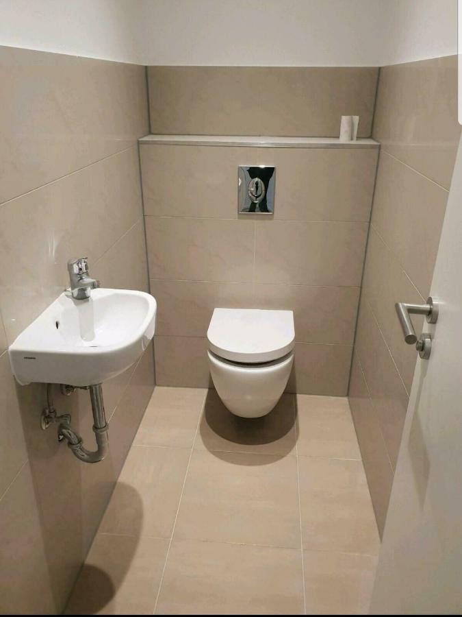 Ferienwohnung Mit Jacuzzi Naehe Flughafen Koeln Bonn トロイスドルフ エクステリア 写真